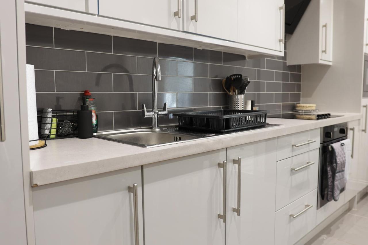 5 Bed Town House Within City Centre And Sleeps Up To 11 With Sky And Netflix Birmingham Buitenkant foto